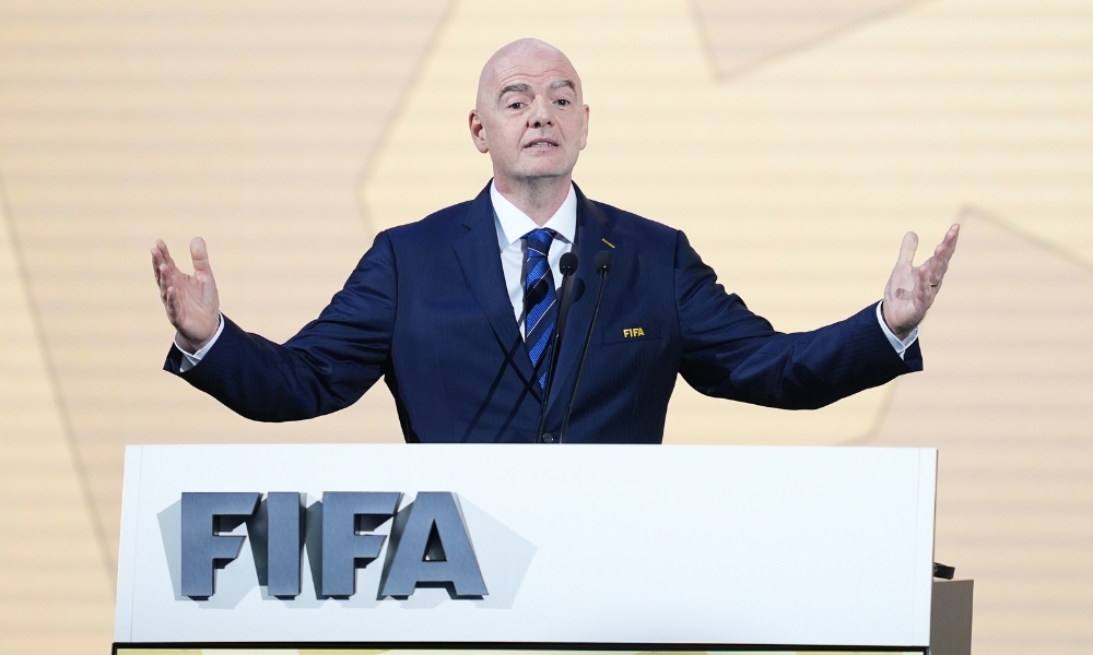 优直播：坏消息，勇士队的库里因背部受伤被排除在对阵雄鹿队的比赛之外.